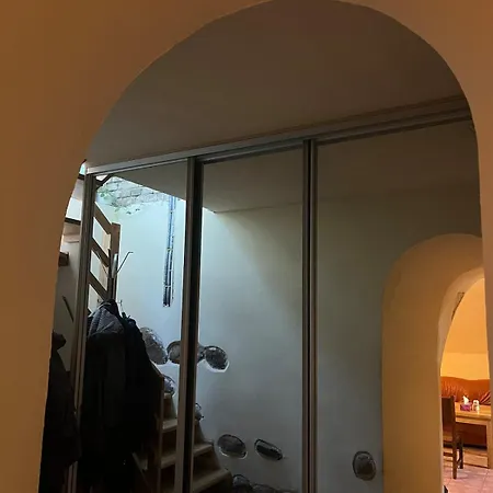 بيت للعطل The Cave *